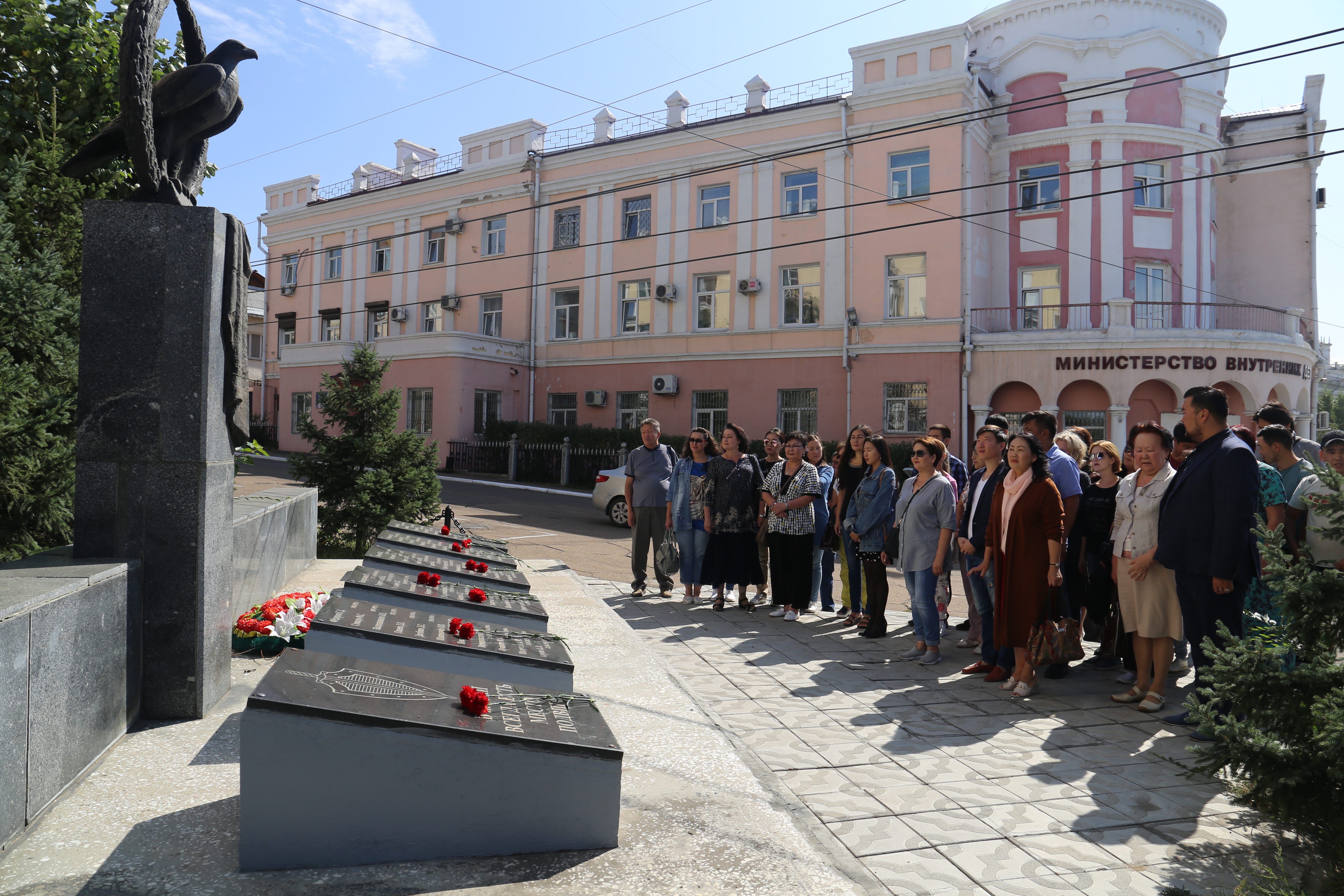 Памятный митинг и возложение цветов к памятнику Сотрудникам МВД