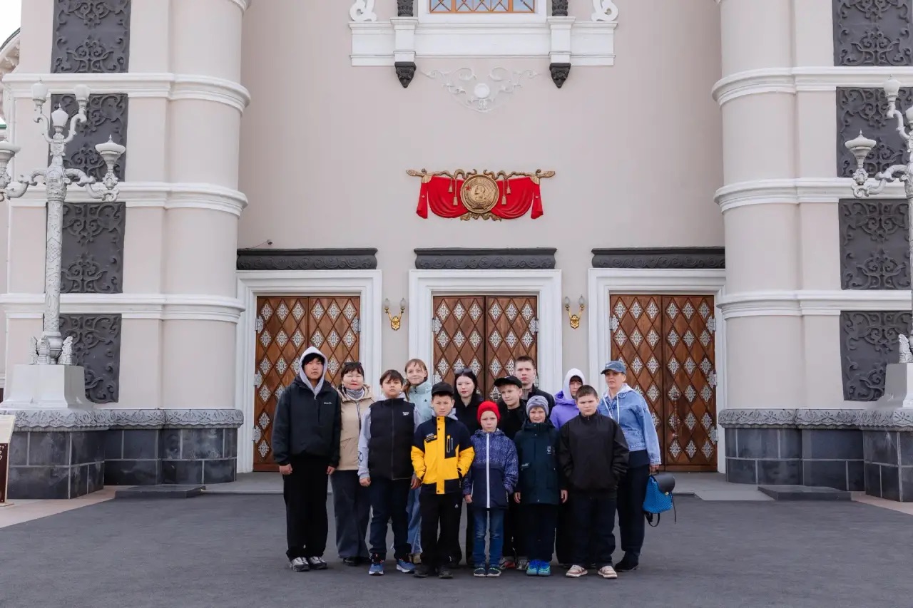 Культурный выход: дети из подшефного центра помощи детям посмотрели спектакль «Дюймовочка» и сходили на выставку «Великая Победа»